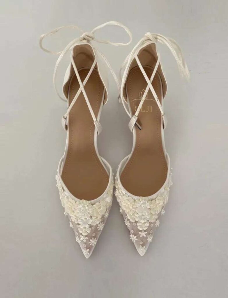 Прозорі туфлі айворі з вишивкою квітами та з шнурочками