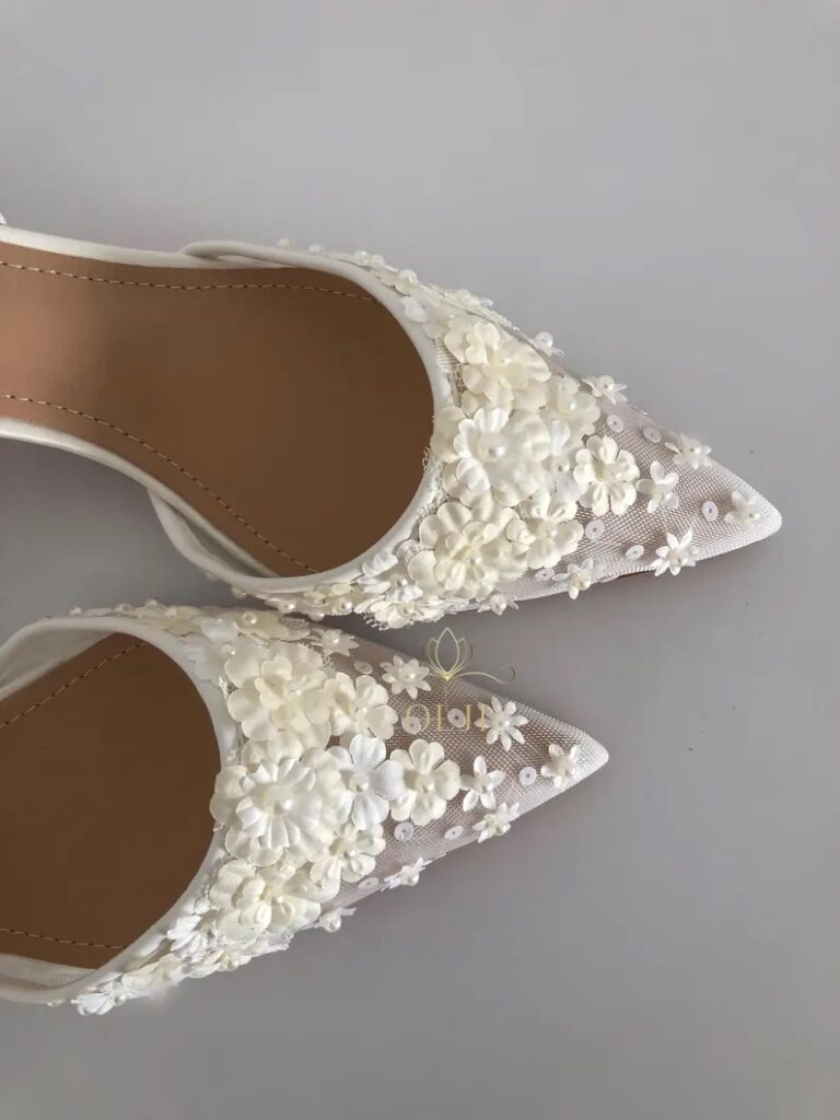 Прозорі туфлі айворі з вишивкою квітами та з шнурочками