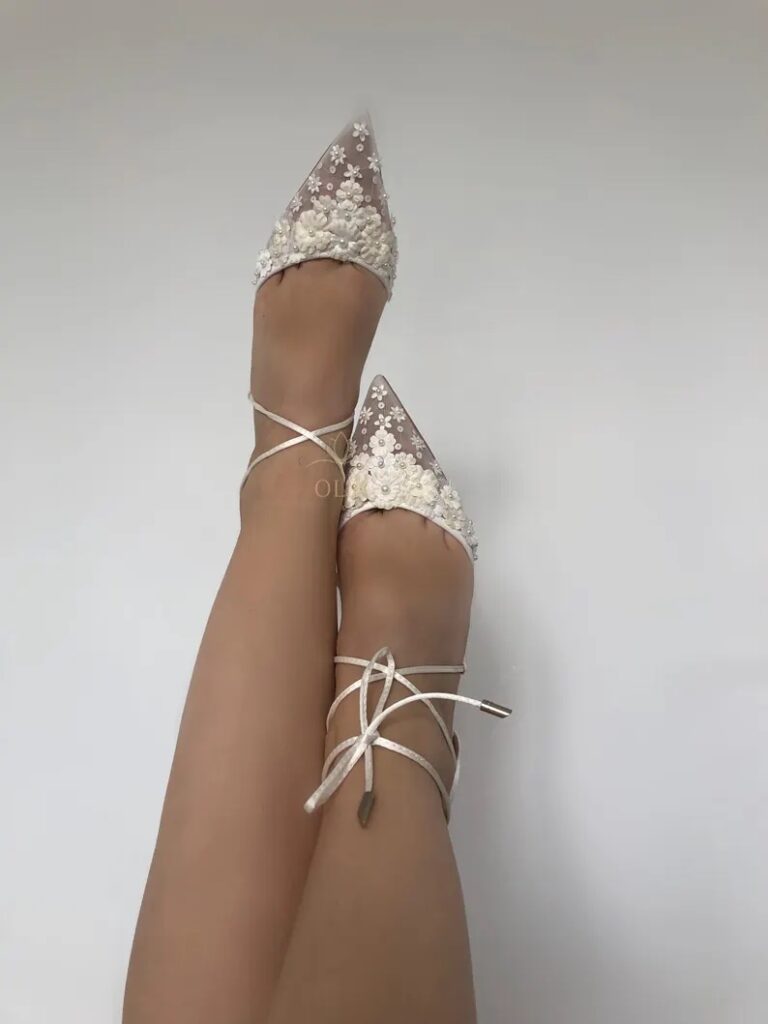 Прозорі туфлі айворі з вишивкою квітами та з шнурочками
