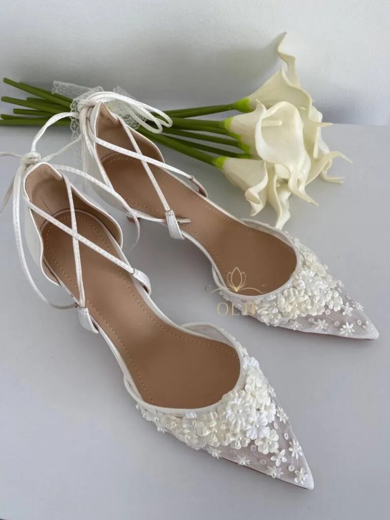 Прозорі туфлі айворі з вишивкою квітами та з шнурочками