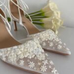 Прозорі туфлі айворі з вишивкою квітами та з шнурочками