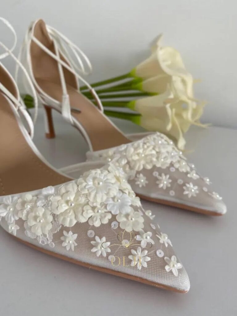 Прозорі туфлі айворі з вишивкою квітами та з шнурочками
