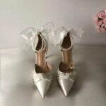 Атласні весільні туфлі з перлами та бантиком