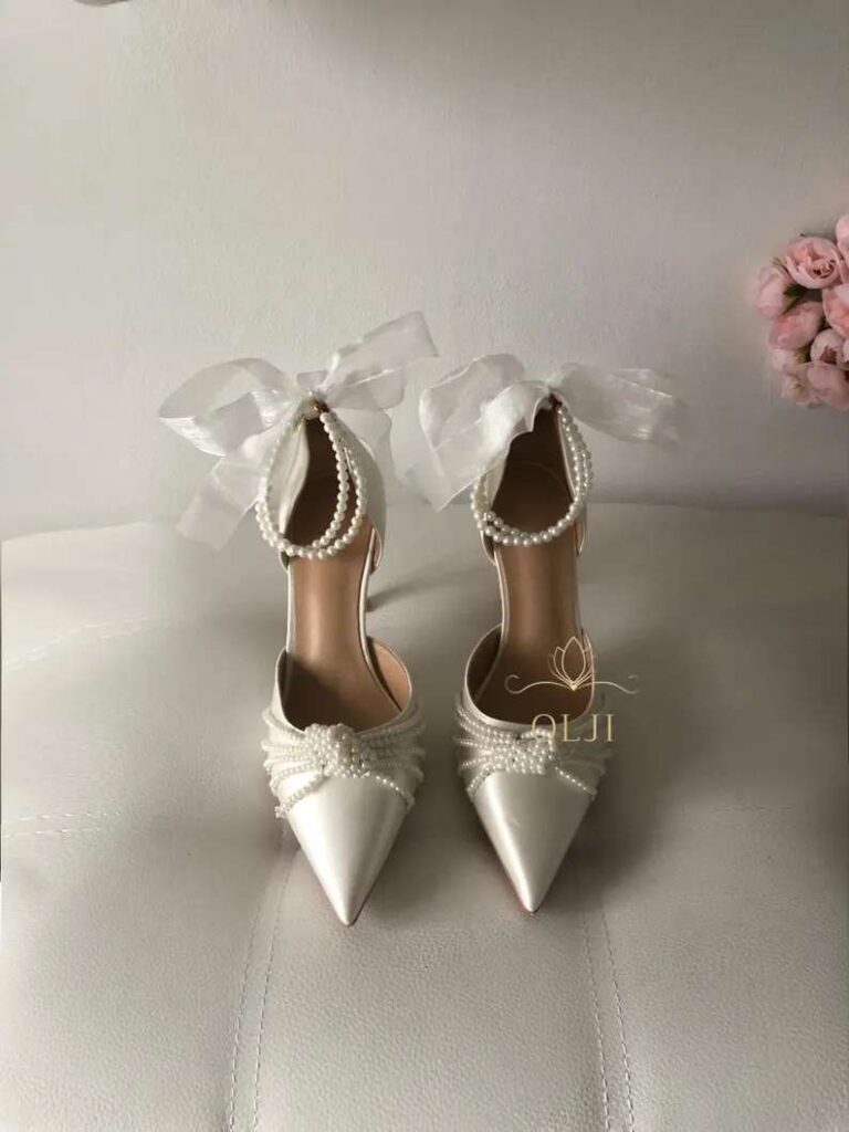 Атласні весільні туфлі з перлами та бантиком