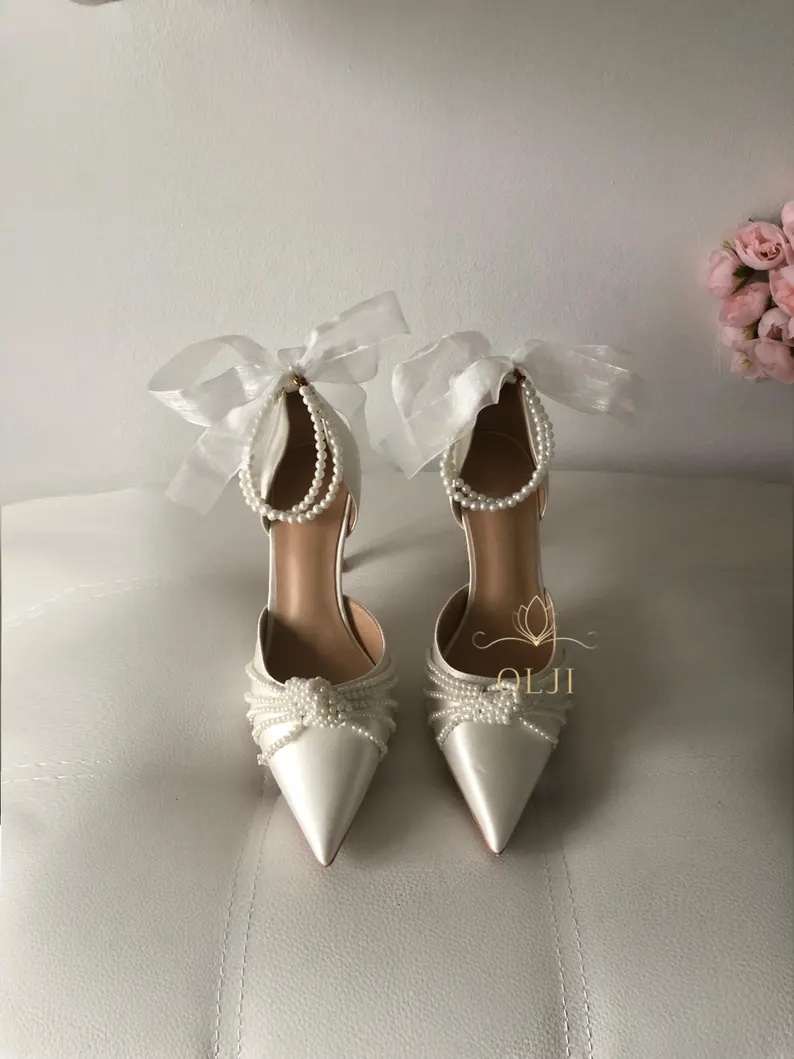 Атласні весільні туфлі з перлами та бантиком