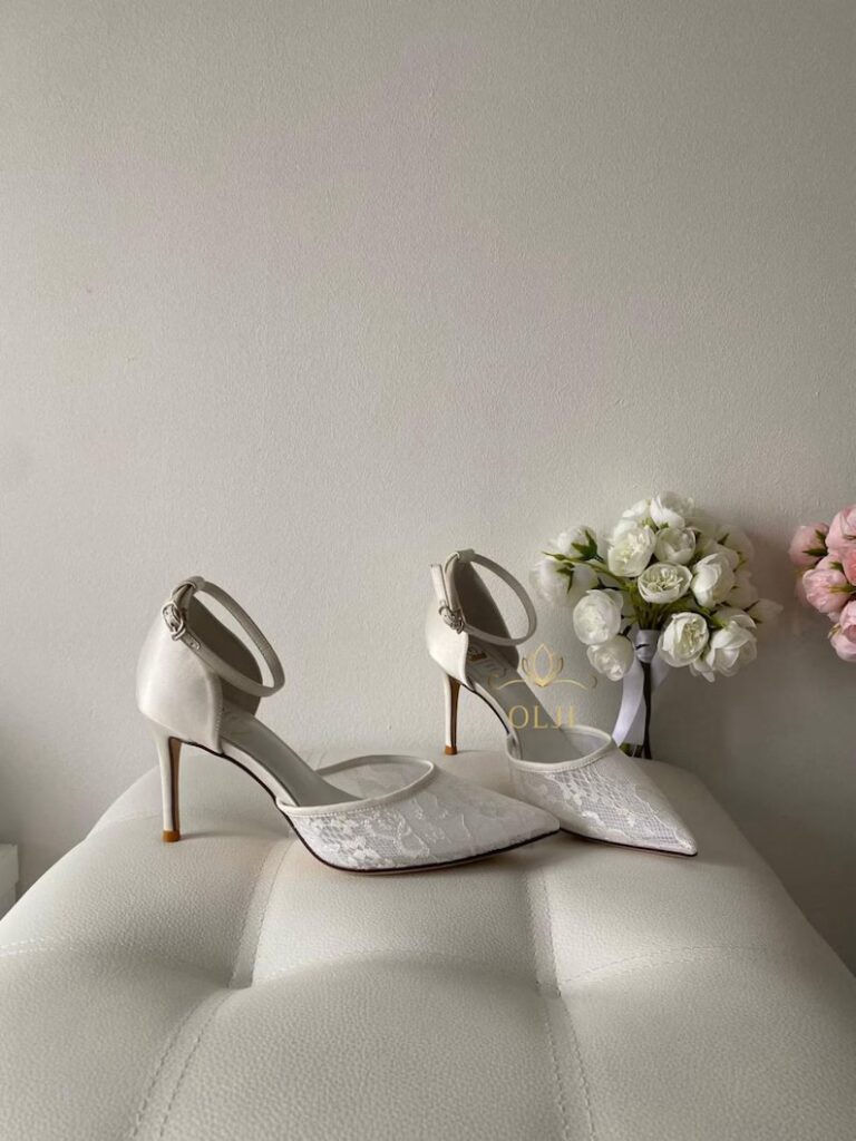 Класичні Мереживні туфлі з ремінцем