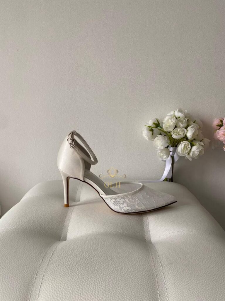 Класичні Мереживні туфлі з ремінцем