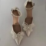 Атласні весільні туфлі з перлами та знімною брошкою у формі метелика