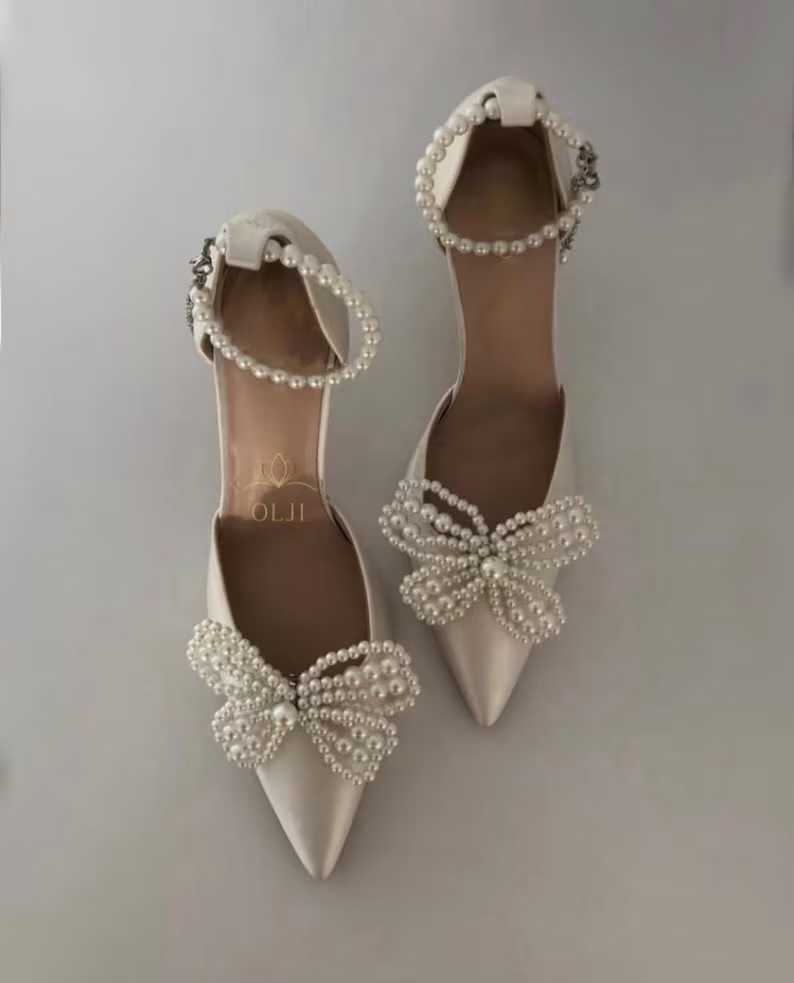 Атласні весільні туфлі з перлами та знімною брошкою у формі метелика