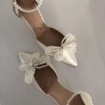 Атласні весільні туфлі з перлами та знімною брошкою у формі метелика