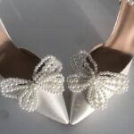 Атласні весільні туфлі з перлами та знімною брошкою у формі метелика