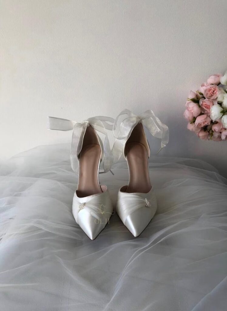 Туфлі з перлами, прозорими стрічками та ремінцем у комплекті