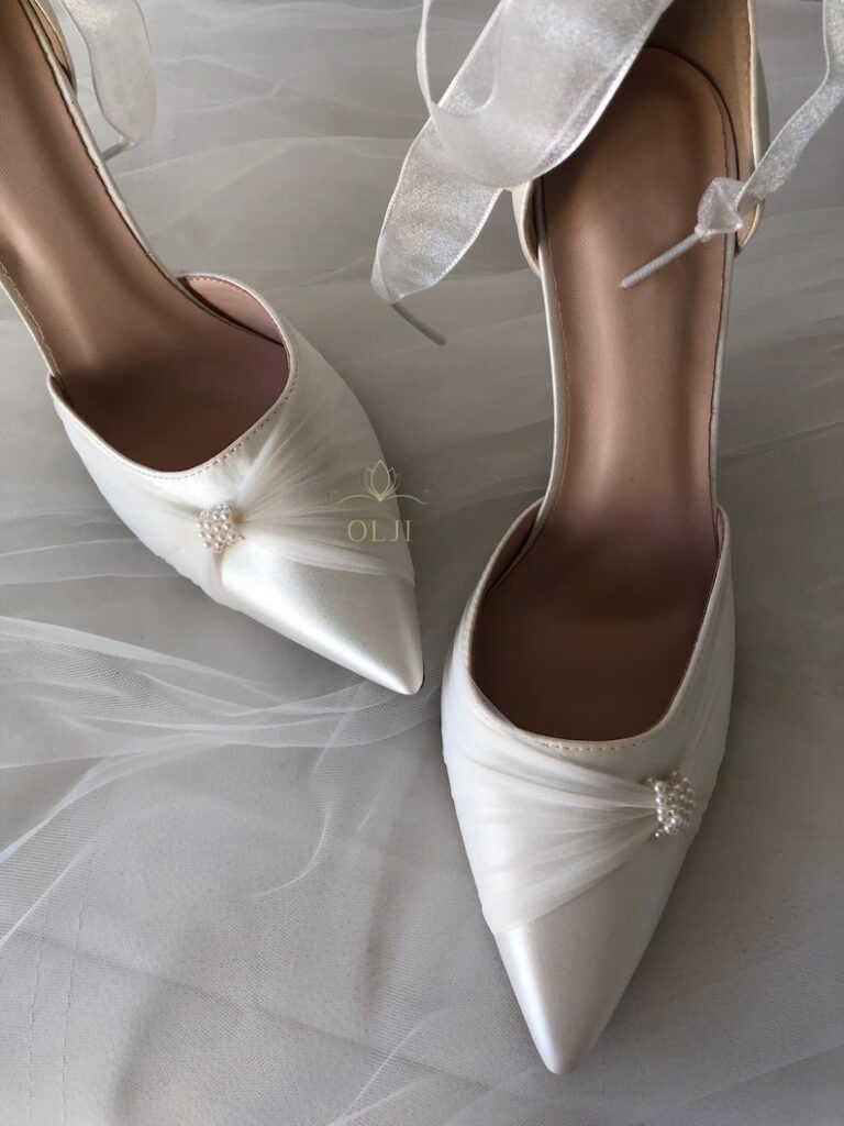 Туфлі з перлами, прозорими стрічками та ремінцем у комплекті