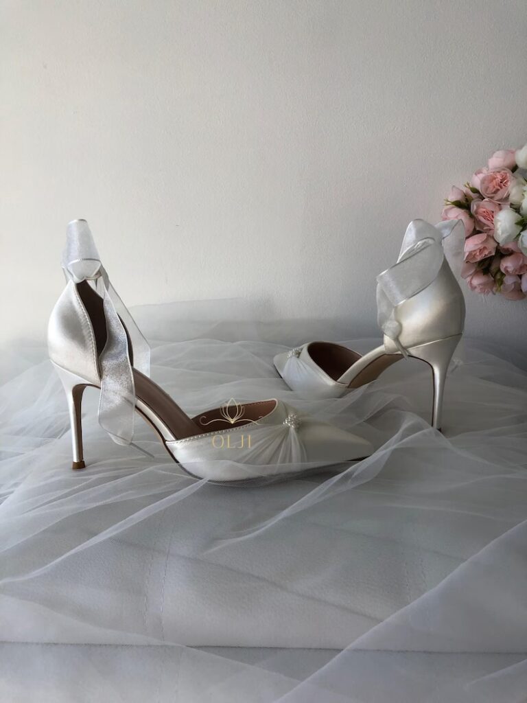 Туфлі з перлами, прозорими стрічками та ремінцем у комплекті