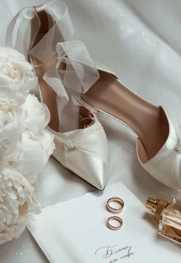 Туфлі з перлами, прозорими стрічками та ремінцем у комплекті