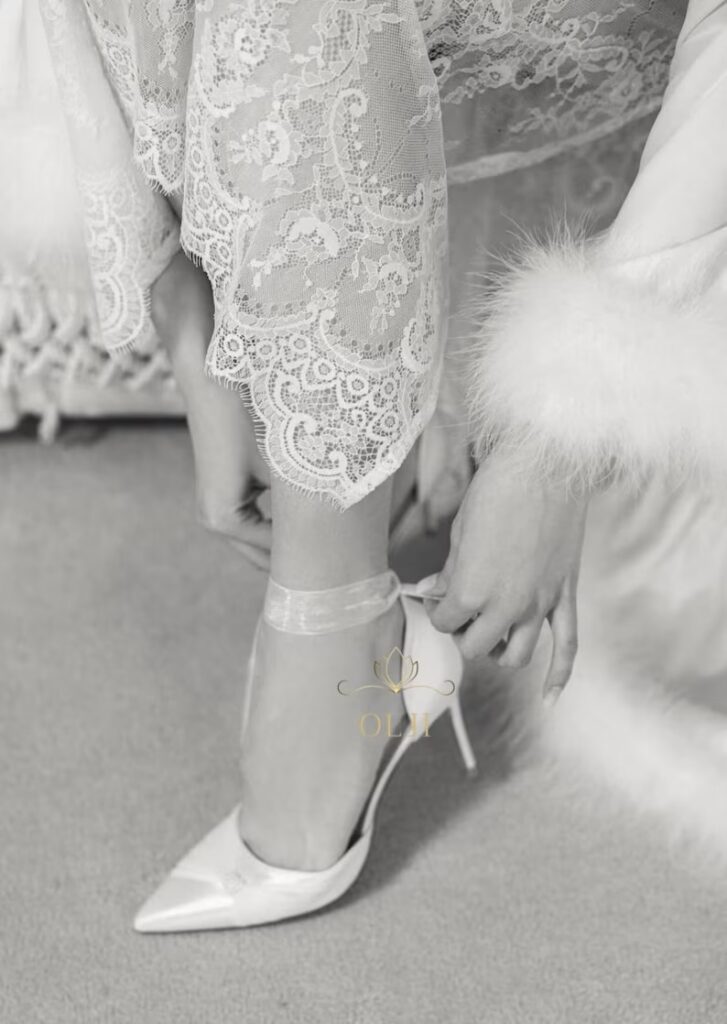 Туфлі з перлами, прозорими стрічками та ремінцем у комплекті