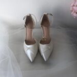 Атласні туфлі оздоблені перлами