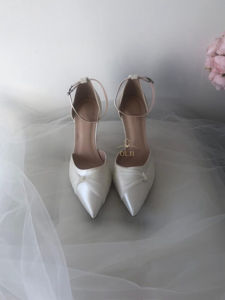 Атласні туфлі оздоблені перлами