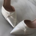 Атласні туфлі оздоблені перлами