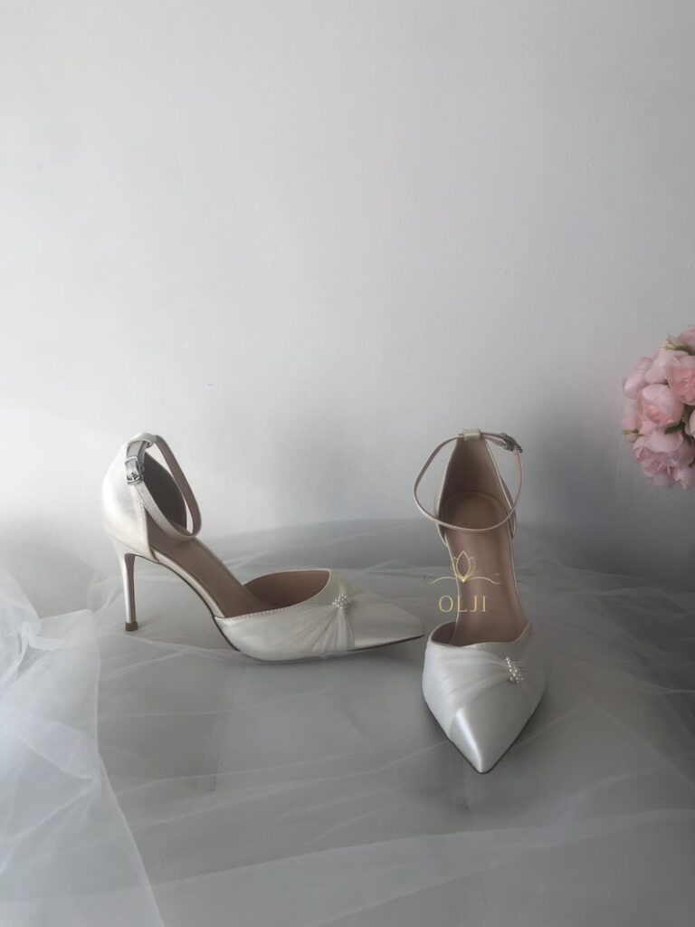 Атласні туфлі оздоблені перлами