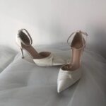 Атласні туфлі оздоблені перлами