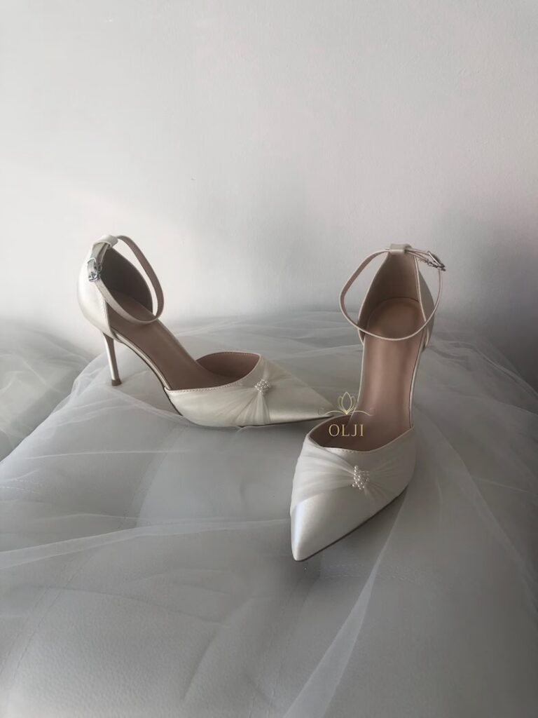 Атласні туфлі оздоблені перлами