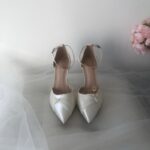Атласні туфлі оздоблені перлами