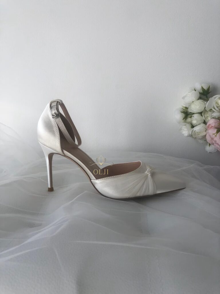 Атласні туфлі оздоблені перлами