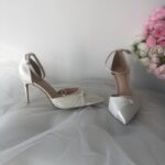 Атласні туфлі оздоблені перлами