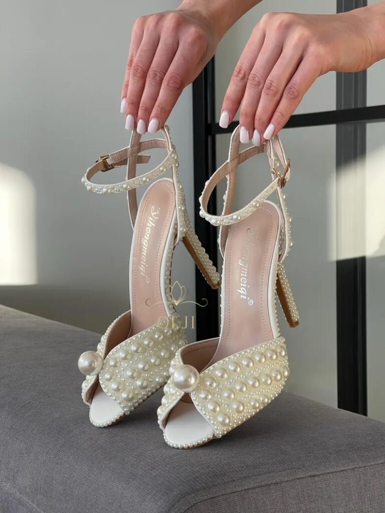 Босоніжки оздоблені перлинами