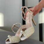 Босоніжки оздоблені перлинами