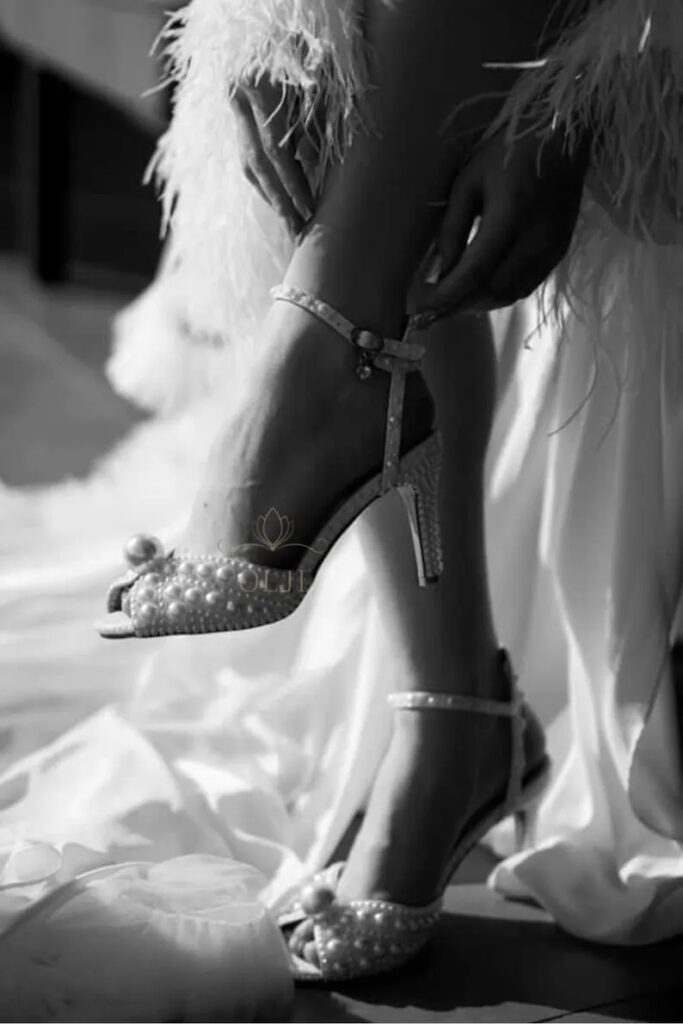 Босоніжки оздоблені перлинами