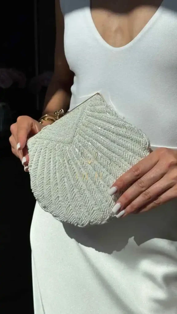 Сумка-клатч у перлинках
