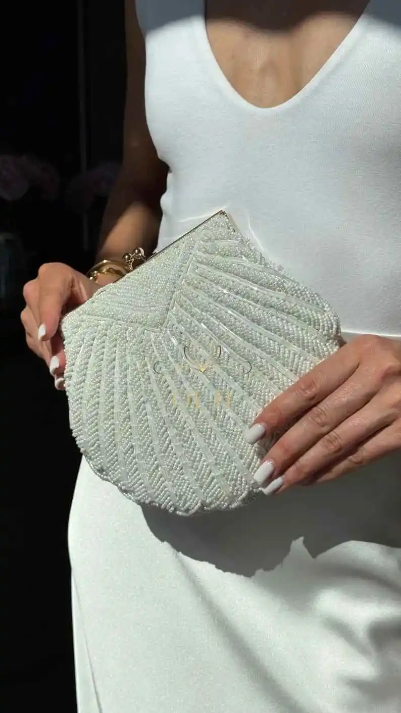 Сумка-клатч у перлинках