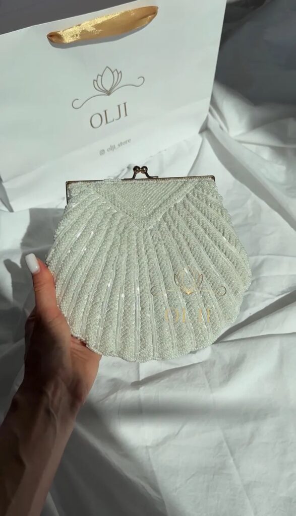 Сумка-клатч у перлинках