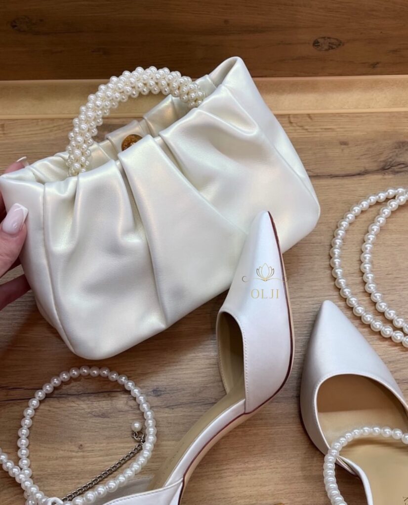 Шкіряна перламутрова сумочка з ручкою з перлин та шкіряним поясом