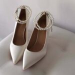 Туфлі закриті атласні з перлами