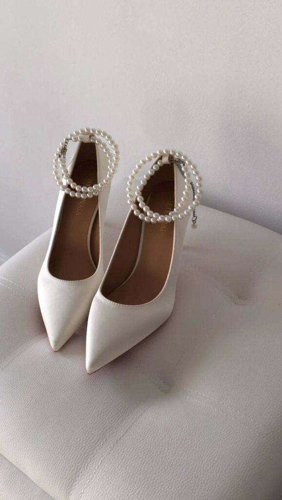 Туфлі закриті атласні з перлами