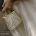 Шкіряна перламутрова сумочка з ручкою з перлин та шкіряним поясом