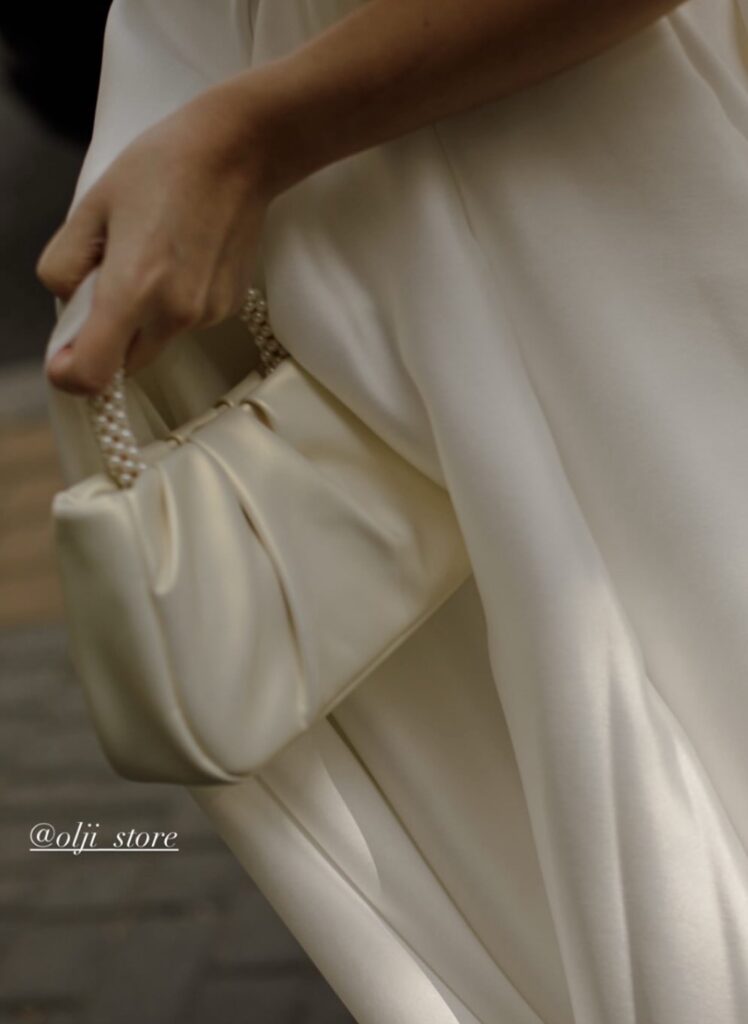 Шкіряна перламутрова сумочка з ручкою з перлин та шкіряним поясом