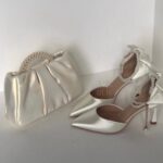 Шкіряна перламутрова сумочка з ручкою з перлин та шкіряним поясом