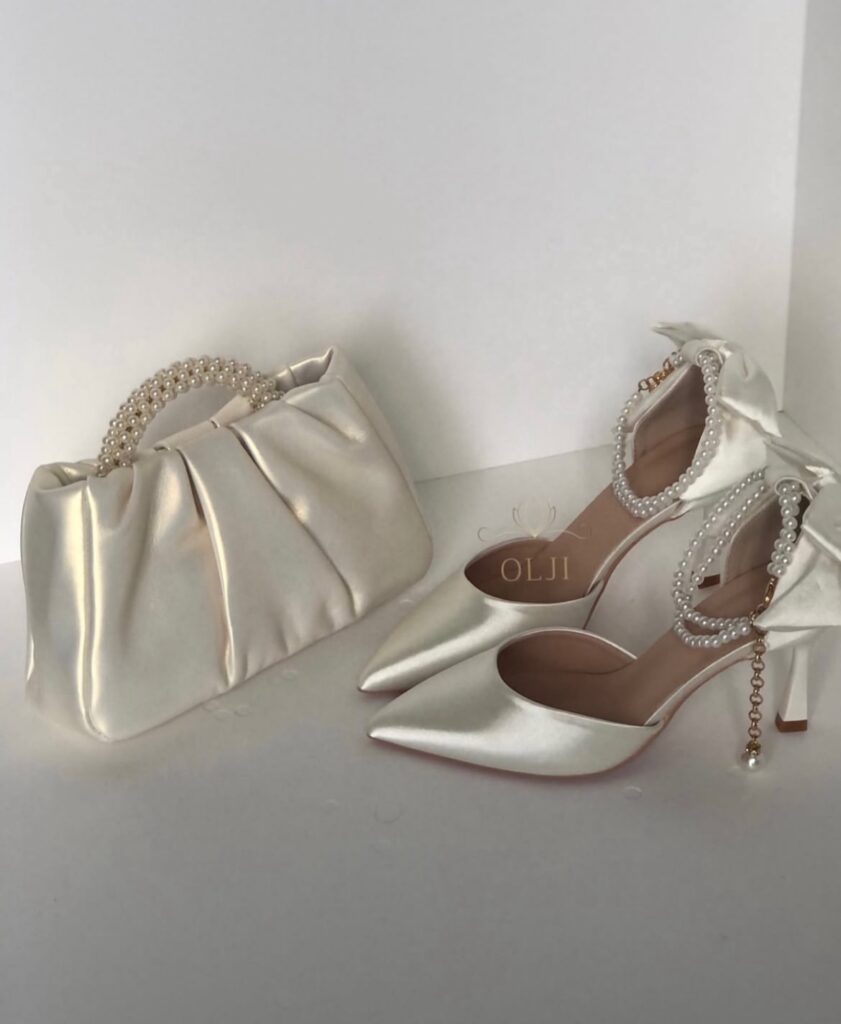 Шкіряна перламутрова сумочка з ручкою з перлин та шкіряним поясом