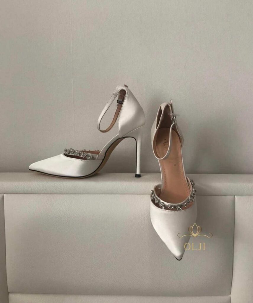 Атласні туфлі з срібним поясом