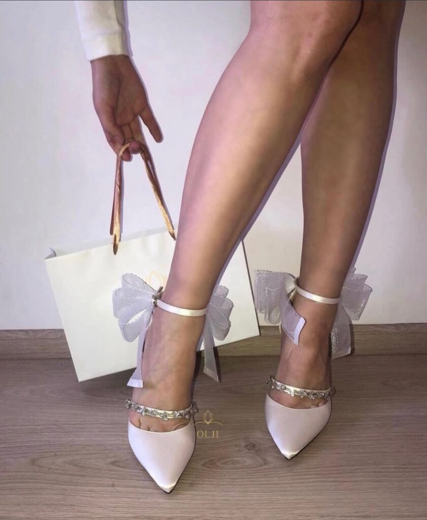 Атласні туфлі з срібним поясом та фатиновим бантом
