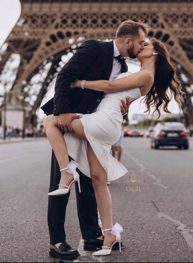 Атласні туфлі з срібним поясом та фатиновим бантом