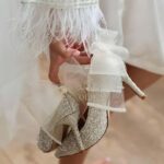 Блискучі туфлі з фатиновим бантом оздоблені дрібними перлами та блискітками