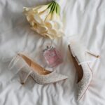 Блискучі туфлі з фатиновим бантом оздоблені дрібними перлами та блискітками