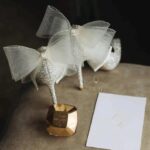 Блискучі туфлі з фатиновим бантом оздоблені дрібними перлами та блискітками