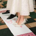 Блискучі туфлі з фатиновим бантом оздоблені дрібними перлами та блискітками