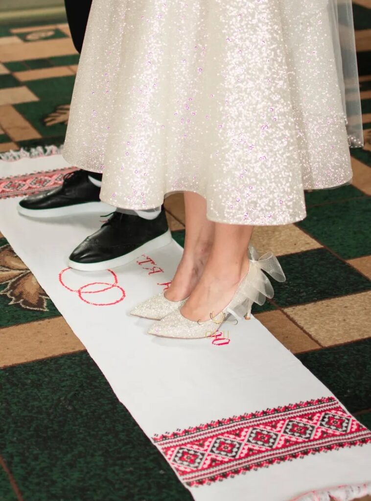 Блискучі туфлі з фатиновим бантом оздоблені дрібними перлами та блискітками